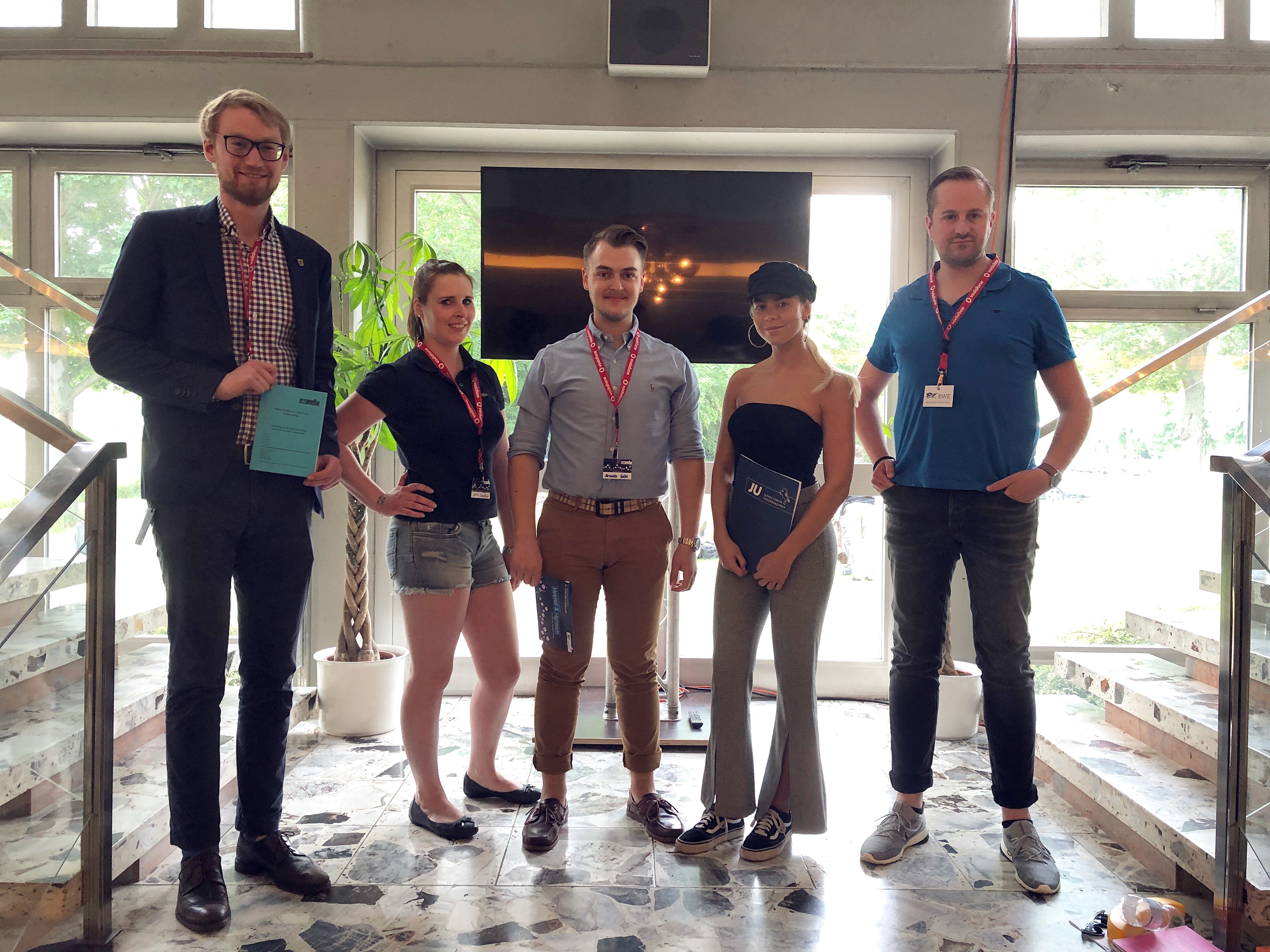 Teile der Delegation in der Tagungshalle: v.l.n.r Finn Kortkamp, Julia Weidlich, Alexander Cordes, Yasmine Goldschmidt, Alexander Bauermann. 